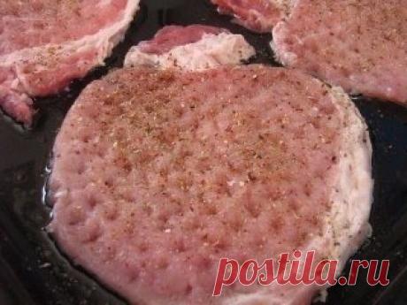 Мясо по-купечески (с грибами)
Ингредиенты:
-Свинина (карбонат) - 4 кусочка,
-грибы замороженные развесные - 150-200 гр,
-помидорка - 1 шт,
-сыр - 200-250 гр,
-майонез,
-соль,
-специи - по вкусу.
Приготовление:
1. Нарезанное кусочками мясо отбиваем через пленку и выкладываем на смазанный маслом противень. Добавляем соль и специи
2. Снимаем с помидорки шкурку (пропарив ее, можно в пароварке-минут 3-5), режем кружочками и выкладываем на мясо
3. Сыр натираем на крупной терке. ...