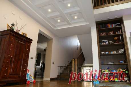 Интерьер частного жилого дома. Холл 2-го этажа. Кессонный потолок с лепными кессонами.