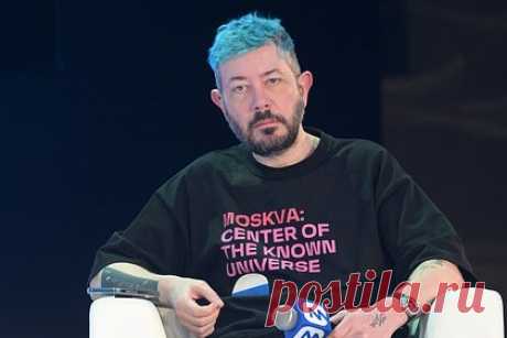 Артемий Лебедев заступился за высадившую из поезда кота Твикса проводницу. Российский дизайнер и блогер Артемий Лебедев прокомментировал ситуацию с высадкой из поезда кота Твикса, которого впоследствии нашли замерзшим. Он заступился за проводницу, отметив, что та опросила пассажиров, прежде чем высадить животное. «На несчастную проводницу гром и молнии обрушились», — заявил он.