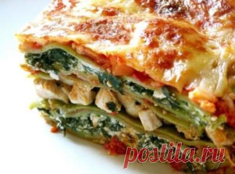 Низкокалорийная лазанья с курицей и творожным соусом. В 100 граммах 137 ккал