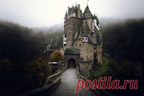 One family, 33 generations, have owned and occupied this medieval castle since the 12th century - the Eltz family. Eltz Castle - Germany. : r/interestingasfuck