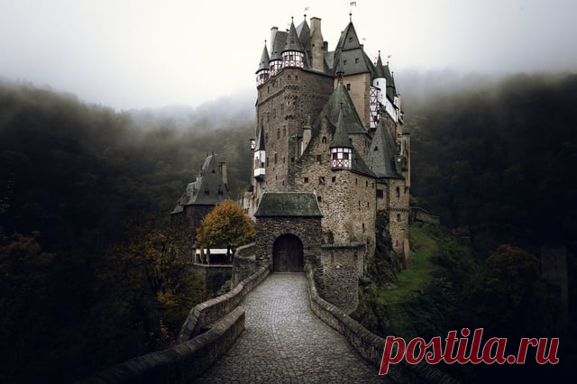 One family, 33 generations, have owned and occupied this medieval castle since the 12th century - the Eltz family. Eltz Castle - Germany. : r/interestingasfuck