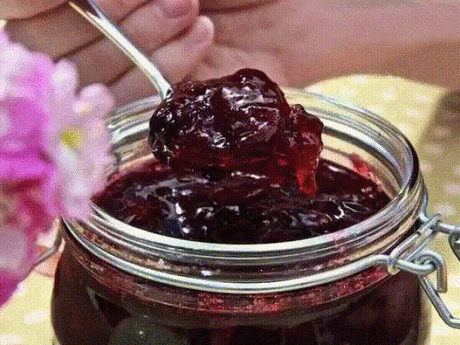 Вишня консервированная в желе 
На 1 кг. вишни.
700 г сахарного песка,
2 ст. л. быстрорастворимого желатина
Удалите у вишни хвостики и залейте на пару часов ягоды холодной водой. Это поможет Вам избавится от червячка который, к сожалению, может прятаться внутри. Если таковой имеется, то он обязательно выберется наружу. После чего удалите у вишни косточки. Для этого можно использовать даже простую шпильку или булавку. Дело не хитрое.
После того, как все косточки удалили смешайте сахар с желатином,