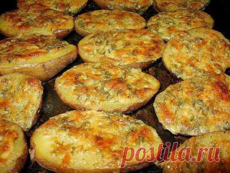 Чесночная картошка
Чесночная картошка просто объеденье! Обязательно приготовьте!
Берем 5 картошин. Тщательно моем.
Складываем ее в кастрюлю. Затем наливаем воды, чтобы картошка была чуть прикрыта. Варим до готовности. Сливаем воду.
Делаем чесночное масло. Ингредиенты чесночного масла, способ приготовления вкуснейшей чесночной картошки смотрите на нашем сайте https://quharka.ru/recipes/100123/chesnochnaya-kartoshka.html?t=1715