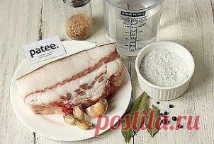 Сало в чесночном маринаде
==================================
Салом, засоленным в рассоле, никого не удивить, а вот сало в чесночном маринаде- это что-то новенькое! Этот рецепт не очень распространённый и весьма интересный, сало имеет оригинальный вкус и приятное чесночное послевкусие! Таким образом, свежее сало маринуется в холодильнике в крутом рассоле с добавлением лаврового листа, чёрного и душистого перцев, семян горчицы и измельчённого чеснока. Итог потрясающий- сало ...