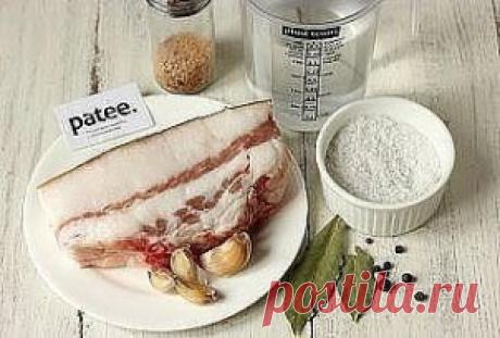 Сало в чесночном маринаде
==================================
Салом, засоленным в рассоле, никого не удивить, а вот сало в чесночном маринаде- это что-то новенькое! Этот рецепт не очень распространённый и весьма интересный, сало имеет оригинальный вкус и приятное чесночное послевкусие! Таким образом, свежее сало маринуется в холодильнике в крутом рассоле с добавлением лаврового листа, чёрного и душистого перцев, семян горчицы и измельчённого чеснока. Итог потрясающий- сало ...