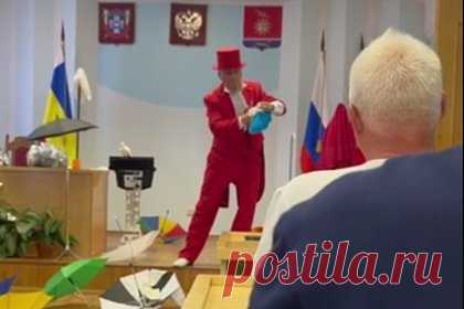 Показ фокусов на заседании в администрации в российском регионе попал на видео