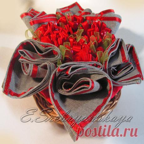 Кольца для салфеток: «КРАСНАЯ ГОРКА» 
Коллекция: «ЦВЕТОЧНОЕ ПОЛЕ» 
GOLD-FLOWER FIELD-RED HILL 
Elena Srebryanskaya / Елена Сребрянская
ES Elf Silvery / Серебристый Эльф / ES

 © https://www.livemaster.ru/item/24394917-podarki-k-prazdnikam-krasnaya-gorka