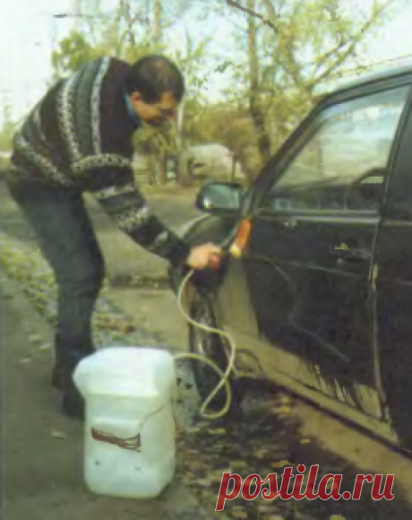 Ручная самодельная автомойка из канистры Каждый автолюбитель знает, как трудно и неприятно мыть автомобиль в холодную погоду. Поэтому большинство из них в холод предпочитает ездить на грязной машине. Моя автомойка позволяет почти мгновенно небольшим количеством воды чисто вымыть автомобиль...
