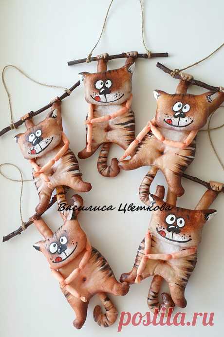 Кот с сосисками