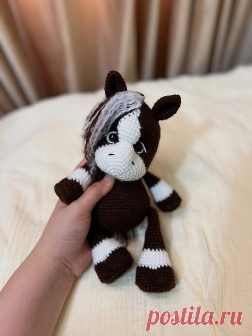 Симпатичная лошадка крючком от автора:Начнем с головы. Нам понадобится пряжа основного цвета (я использовала бежевую) и немного для гривы и хвоста (у меня это коричневый). Для головы набираем 6 столбиков без накида в кольцо амигури. Далее вяжем по кругу, прибавляя петли, чтобы получился круг. Потом начинаем...