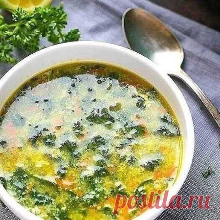 Как я варю суп с яйцом. Без мяса.
Этот суп часто готовила мама, когда мы жили в деревне. Он без мяса, но тем не менее получается вкусный, легкий, мне он всегда нравился. Я больше предпочитаю мясные супы, но иногда готовлю и этот. Он мне детство напоминает 
Приготовление:
Итак, в кипящую воду, примерно 1,5 литра, кладем картофель 2-3 шт, нарезанный кубиками. Добавляем соль по вкусу.
Пока варится картошка, на сковороде готовим зажарку из одной луковицы и одной не большой мор...