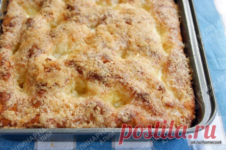 Сахарный пирог

"Безумно вкусный и простой сахарный пирог "Tarte au sucre" - под таким названием я его нашла в интернете.
И еще: "Очень вкусный пирог, несмотря на то,что он без начинки, сочный, ароматный, с чудесной карамельной корочкой сверху. Простой и удачный, буду печь ещё..."
Он, действительно, получается ооочень вкусным!
Кто не пробовал, очень слветую!

Понадобится:

мука 250 гр.,
молоко 100 гр.,
дрожжи свежие 15 гр. (у меня 2 ч.л. сухих, но можно и меньше)
яйца 2 шт...