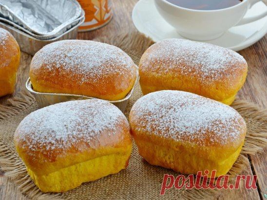 Потрясные тыквенные булочки на дрожжах.
Потребуется:
500 г тыквы (мякоть)
5 ст. муки
2 ч. л. сухих дрожжей (можно чуточку меньше)
100 г сливочного масла
150 г сахара
1 ч. л. соли
щепотка ванилина
яичный желток для смазки.
Приготовление:
1. Сперва нужно отварить тыкву. Дождись, когда она станет мягкой. Чтобы это произошло скорее, нарежь ее небольшими кусочками. Не нужно, чтобы тыква сильно кипела. Когда будет готова, навар слей в отдельную посуду, например, в стакан, он еще пригодится. Саму