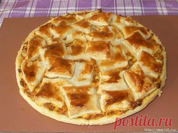 Пирог с курицей из слоёного теста..