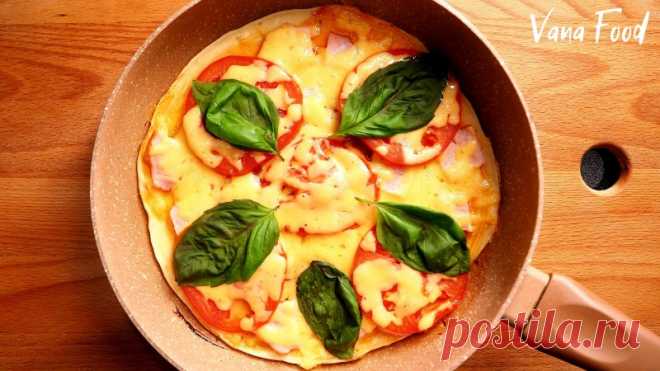 Пицца на сковороде за 10 минут Рецепт очень быстрой и вкусной пиццы на сковороде. Тесто получается очень нежное и мягкое, готовлю его без майонеза и дрожжей. Начинку делаю классическую, но можете менять ее на свой вкус: ананасы, нутелла или даже крабовые палочки:)Ингредиенты:мука - 100 г (8 ст.л.);сметана - 180 г (8...