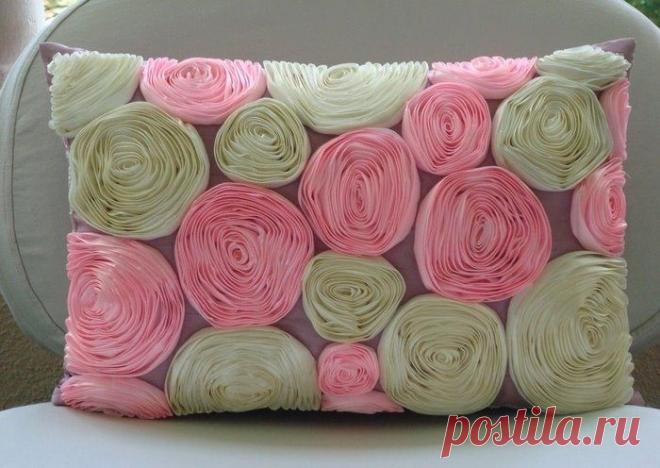 Салфетки и подушки, украшенные розами из лент — Рукоделие