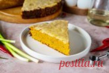 Сытный домашний пирог с тыквой, рисом, сыром и пряностями, который запекается в два этапа до румяной корочки.