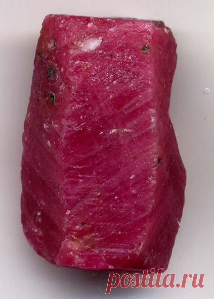 Рубин.
Рубин считается самым дорогостоящим камнем, в древние времена ему по стоимости уступал даже алмаз. Он достойно занимает свое положение среди всех драгоценных камней, относится к минералам, является разновидностью корунда красного цвета. 
В природе не встречаются рубины с одинаковым цветом. Камень играет со всеми оттенками красного. Бывают корунды светло-розовые, малиновые, ярко-красные, красные с фиолетовым отливом, коричневые. 
Самыми ценными считаются драгоценные ...