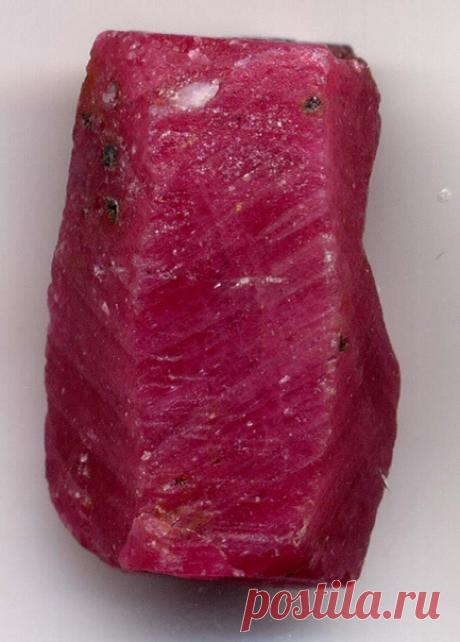 Рубин.
Рубин считается самым дорогостоящим камнем, в древние времена ему по стоимости уступал даже алмаз. Он достойно занимает свое положение среди всех драгоценных камней, относится к минералам, является разновидностью корунда красного цвета. 
В природе не встречаются рубины с одинаковым цветом. Камень играет со всеми оттенками красного. Бывают корунды светло-розовые, малиновые, ярко-красные, красные с фиолетовым отливом, коричневые. 
Самыми ценными считаются драгоценные ...