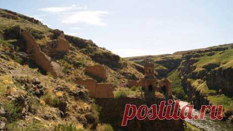 ԱՆԻ
Կուսանաց վանքը շրջապատող պարիսպը երկար և ընդարձակ փակ սանդուղք է՝ կամարաձև տանիքով, որը մասնակի փորված է բնական ժայռի մեջ։
Այն ուղղվում է դեպի Ախուրյան գետ (և ոչ թե դեպի վանքը, ինչպես հաղորդվում է որոշ գրքերում) և հավանաբար ներառել է ճանապարհ դեպի կամուրջը։ Ծածկված կառուցումը, հնարավոր է, կառուցվել է այնպես, որ արտաքին աշխարհից բաժանի վանքը, որն արդեն իսկ տեղակայված էր մի մեկուսի վայրում։

Կուսանաց վանքի հովտում կան տարբեր կառույցներ։ Դրանք են՝ փոքր մատուռը, մի ուղղանկյուն կառույց,