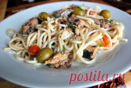 Паста с консервированным тунцом Паста с консервированным тунцом - это сытное и вкусное блюдо, которое готовится быстро и просто. Основные ингредиенты включают спагетти, консервированный тунец, оливки и томатный соус. Это идеальное блюдо для семейного ужина, которое понравится всем.