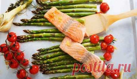 Лосось со спаржей и сливочным соусом