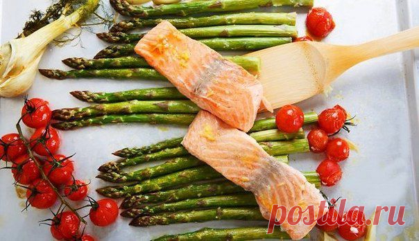 Лосось со спаржей и сливочным соусом