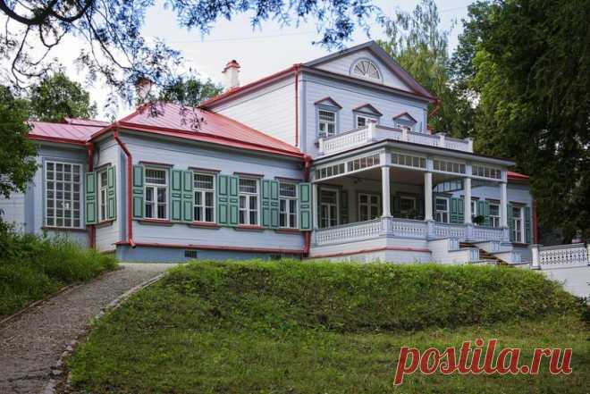 Старинные усадьбы.АБРАМЦЕВО Где: Московская область, Сергиево‑Посадский район, cело Абрамцево, ул. Музейная, 1 Первые упоминания об Абрамцеве относятся еще к XVI веку, однако прославилось это место гораздо позже. В XIX веке усадьбу приобрел Сергей Аксаков — у него часто гостили известные писатели и художники. В имении бывал Тургенев и Гоголь, а Серов именно здесь написал легендарную «Девочку с персиками». Позднее усадьба перешла к промышленнику Савве Ивановичу Мамонтову.