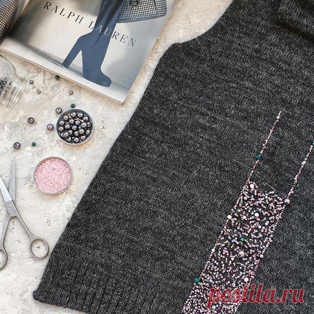 Роскошный свитер получается из кид мохера с добавлением мериноса  и с вышивкой бисером, очень капризный в передаче цвета и блеска🙄