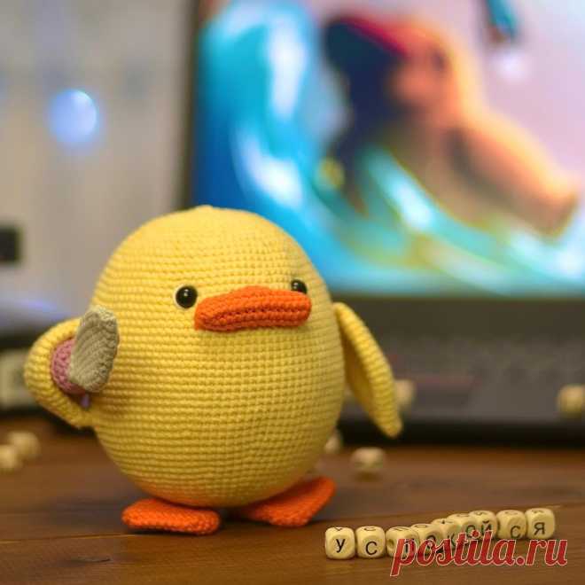 PDF Злая Уточка крючком. FREE crochet pattern; Аmigurumi toy patterns. Амигуруми схемы и описания на русском. Вязаные игрушки и поделки своими руками #amimore - маленькая уточка с ножом, злая утка, утёнок, птица, птичка.