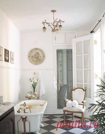 Интерьер ванной во французском стиле с золотом