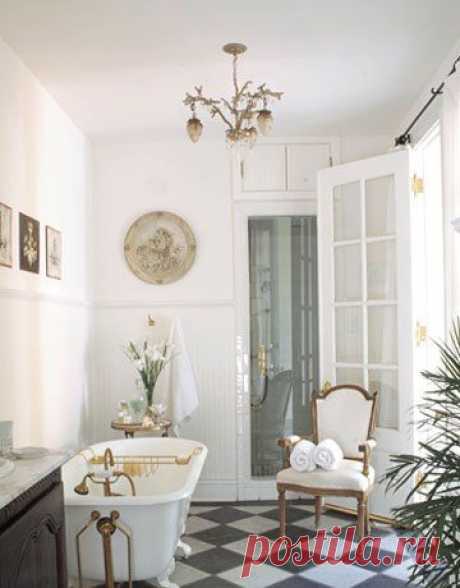 Интерьер ванной во французском стиле с золотом