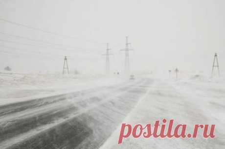 Автобус с молдаванами перевернулся на заснеженной трассе в Румынии. В результате ДТП пострадали 16 человек.