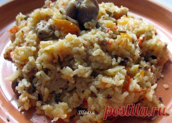 Шавля (восточно-ферганский вариант) в мультиварке Brand 37502 Рис промываем и заливаем подсоленным кипятком. Мясо режем как можно мельче - примерно кусочками1Х1 см; лук режем мелко, морковь, перец, картофель -можно на терке бернер. Помидоры - тоже мелко. На дно кастрюльки МВ наливаем 3 ст. л. растительного масла, в масло кладем два-три раздавленных ножом зубчи