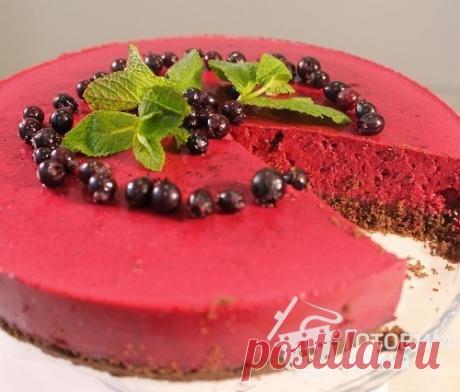 Торт без выпечки с печеньем шоколадно-ягодный