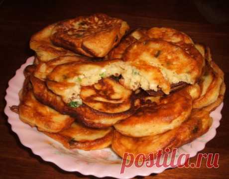 &quot;Ленивые&quot; пирожки  с зелёным луком и яйцом 
=Смешать 0,5 л кефира тёплого , 1 яйцо , 1 ст л сахара , 1 ч л соли . Отдельно смешать 350 г муки и 1 ч л соды . Соединить муку и кефир , тщательно перемешать , добавить нарезанные зелёный лук и 2 - 3 варёных яйца . Перемешать , жарить на сковороде , на растительном масле  .  Вкусненько !