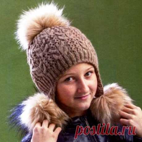 Шапочка с меховыми помпонами