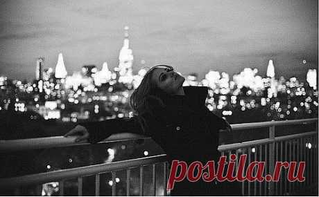 Этот город сводит с ума.
Среди сотен улиц и лиц
Я ищу его только глаза...
Хоть и хочется просто напиться.

В этом городе я мертва.
Стынет влага лишь на ресницах.
Мама, я вернусь в пять утра -
В этом городе мне не спиться.

Этот город пропитан им.
И мне здесь теперь не ужиться.
Не ругай, я ещё им больна...
Так и, правда, здесь можно спиться...