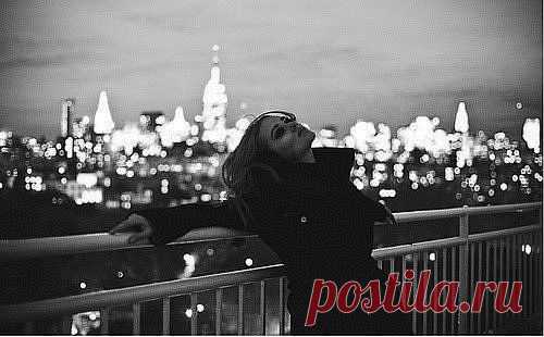 Этот город сводит с ума.
Среди сотен улиц и лиц
Я ищу его только глаза...
Хоть и хочется просто напиться.

В этом городе я мертва.
Стынет влага лишь на ресницах.
Мама, я вернусь в пять утра -
В этом городе мне не спиться.

Этот город пропитан им.
И мне здесь теперь не ужиться.
Не ругай, я ещё им больна...
Так и, правда, здесь можно спиться...