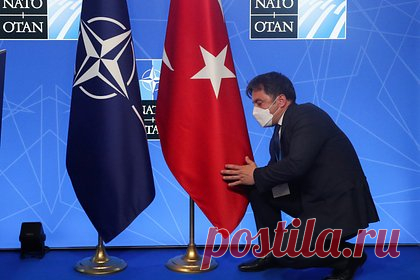 Шансы Швеции преодолеть разногласия с Турцией по вступлению в НАТО оценили. Швеция и Финляндия могут вступить в НАТО отдельно друг от друга из-за претензий Турции к Стокгольму, считает генеральный директор российского совета по международным делам Андрей Кортунов. В разговоре с «Лентой.ру» он оценил шансы сторон преодолеть разногласия по членству в альянсе.