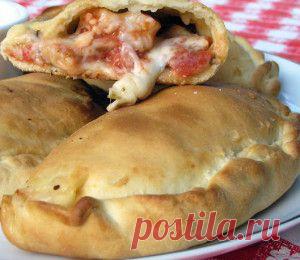 Кальсонне с креветками и моцареллой в томате | vkusnyymir