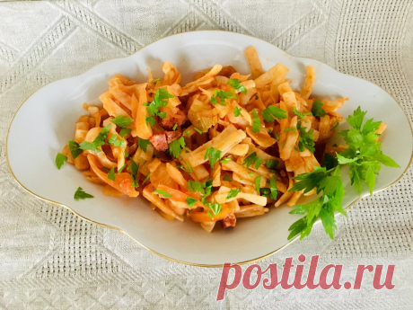 Старинное уральское кушанье: капуста с лапшой. Простое, сытное и очень бюджетное  блюдо, которое не стыдно подать на праздничный стол. Подают его с вареной говядиной, с гречневой кашей или на хлебе как самостоятельное блюдо. Что потребуется: 1 кочан капусты, 1 луковица, 2 ст. ложки сливочного масла; 200 г. гречневой крупы, 100 г. мясного фарша, 200 г. лапши, соль по вкусу, 200 — 250 г. сметаны, зелень по вкусу.