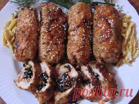 Куриные рулеты с черносливом и сметанным соусом, рецепт с фото Блюдом можно попотчевать гостей или приготовить его на какое-то семейное торжество. Нанизанные на шпажки рулеты выглядят, как шашлыки.