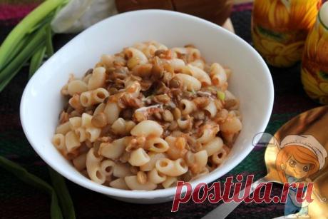 Паста с чечевицей без мяса. Макароны с чечевицей в томатной пасте Паста с чечевицей – вкусное второе блюдо для повседневного обеда или ужина. Сочетание макарон и вареных бобовых очень сытное. Оно способно утолить самый сильный голод.