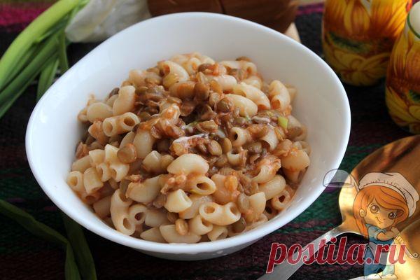 Паста с чечевицей без мяса. Макароны с чечевицей в томатной пасте Паста с чечевицей – вкусное второе блюдо для повседневного обеда или ужина. Сочетание макарон и вареных бобовых очень сытное. Оно способно утолить самый сильный голод.