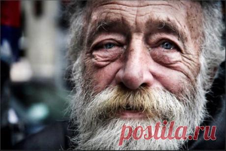 КАК НЕНАВИЖУ Я... 
Как ненавижу я близкую старость, 
знать бы мне точно, а сколько осталось? 
Сколько отпущено жизни Всевышним? 
Стать не хочу я обузой для близких. 
Как не хочу я, чтоб близкая старость 
тело моё разъела хоть малость. 
Сгорбленным быть не хочу и убогим, 
жалким, ненужным, как перст, одиноким. 
Быть не хочу я больным и несчастным, 
в жизни лишённого радости счастья. 
Старость грядущая неотвратима, 
не избежать, не пройти её мимо. 
Движется, движется грозною...