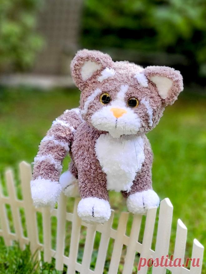 PDF Кот Том крючком. FREE crochet pattern; Аmigurumi toy patterns. Амигуруми схемы и описания на русском. Вязаные игрушки и поделки своими руками #amimore - котята из фактурной пряжи, плюшевый котик, кот из плюшевой пряжи, кошка, кошечка, котёнок.