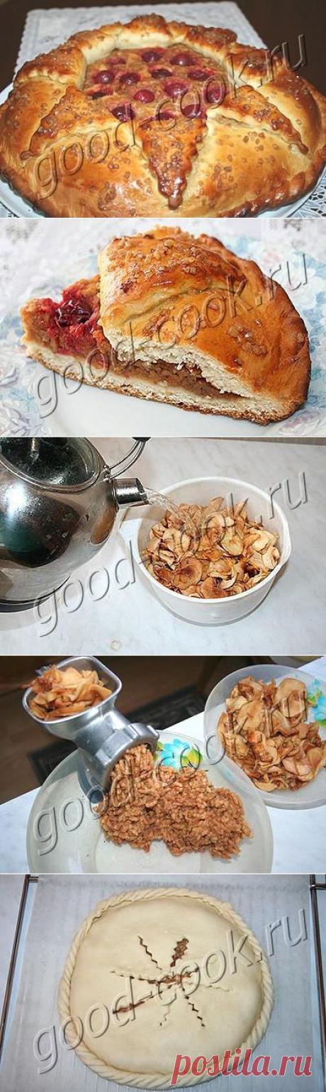 Полузакрытый пирог с сушеными яблоками..
