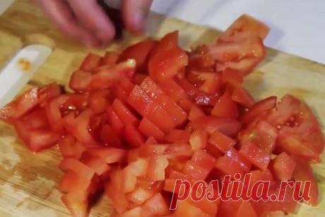 Этот салат обсуждает весь Интернет. Гениальное сочетание вкусов в таком простом блюде! Приготовь и всё поймешь.